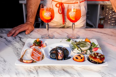 Guests could enjoy a selection of small bites, known as cicchetti, which blended traditional Italian recipes with a Southern Californian twist and were made using fresh, seasonal ingredients. Each attendee received a signature flight of bites with flavors crafted by chef Samuele Silvestri, executive chef of Terrazza Aperol in Venice and visualized by culinary storytelling house CARVINGBLOCK.